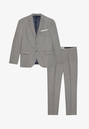 Blazer gris avec revers crantés, deux boutons et poches avant, associé à un pantalon gris assorti. Le tissu a une finition texturée.