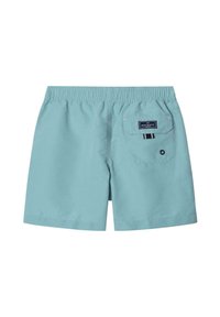 Costumi da bagno azzurri con cintura elastica, tasca posteriore e dettaglio con logo. Tessuto liscio con cuciture minime e senza fantasie.