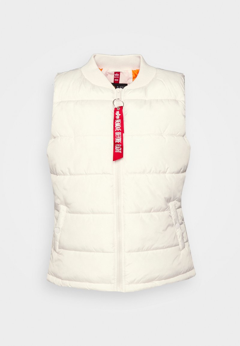 Weißer Steppwesten mit rundem Halsausschnitt, Frontreißverschluss und zwei seitlichen Taschen mit Druckknopfverschluss. Das Innenfutter zeigt ein kontrastierendes orangefarbiges Design.