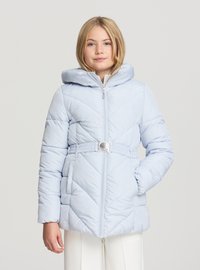 Giacchetto imbottito azzurro chiaro con cappuccio, design trapuntato a rombi, vita con cintura e tasche laterali. Tessuto liscio e chiusura con cerniera.