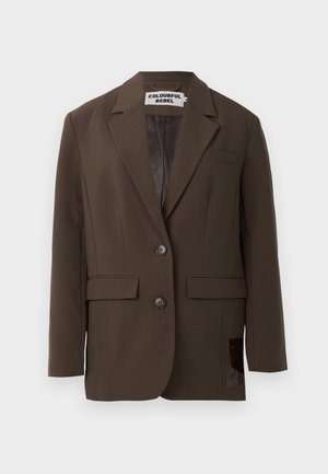 Blazer marrón con cuello muesca, dos botones y dos bolsillos en la parte frontal. Incluye un detalle único en el lado inferior con un panel transparente.