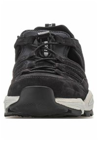 Schwarzer Sportschuh mit Obermaterial aus Wildleder und Mesh, kontrastierender grauer Sohle und einem schnürbaren Design mit einem zentralen Zugband zur Anpassung.