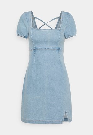 Vaaleansinisestä denimmekosta, jossa on neliönmuotoinen pääntie, pussihihat, ristikkäiset takahihnat ja pieni halkio helman kohdalla.