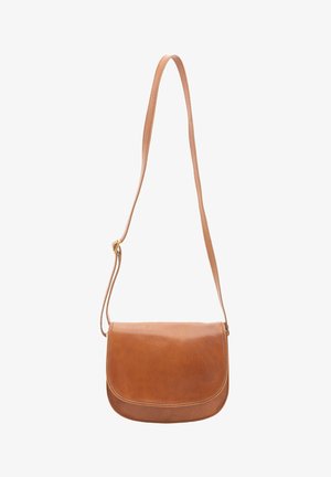 Bruine leren crossbodytas met een verstelbare riem en afgeronde klep als sluiting tegen een witte achtergrond.