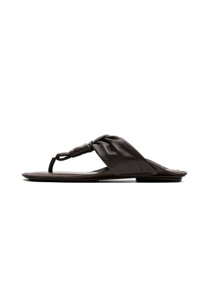 Sandalo nero basso con ampia fascia in pelle plissettata e anello per il dito, mostrato di lato su sfondo bianco.