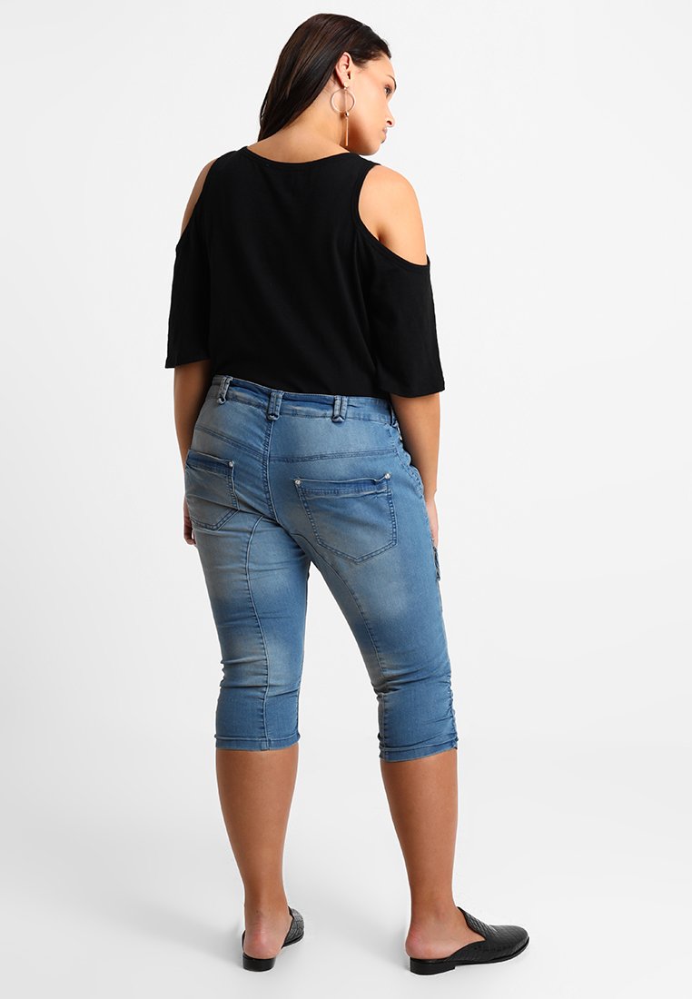 Zizzi CAPRI - Denim shorts - light blue denim/blue denim - Zalando.co.uk