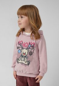 Jasnoróżowa hoodie z grafiką misia, ozdobioną kolorowymi ornamentami i kokardą. Miękka tkanina, ściągacze na rękawach i w pasie.