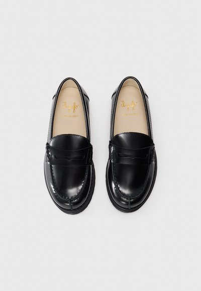 Sorte lær loafers med en glat overflade, der har en dekorativ topstik og et slip-on design. Guld branding er synlig indeni.