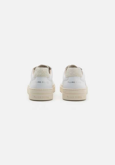 Weiße Leder-Sneaker mit beigen Akzenten, genarbtem Wildleder an der Ferse und eingeprägtem "Filling Pieces" Logo auf der Rückseite. Minimalistisches Design.