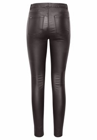 Jean skinny en faux cuir noir avec une texture lisse, un design à cinq poches et des détails à la taille. Ajusté de la taille à la cheville.