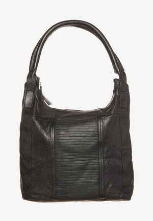 Czarna skórzana torebka o wyraźnej, ustrukturyzowanej formie, z panelem o żebrowanej fakturze na przodzie oraz dużym, zaokrąglonym paskiem na ramię.