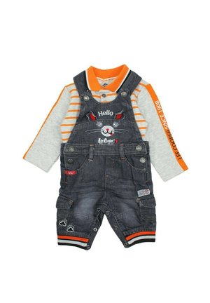 Ensemble de salopette en denim avec une chemise à manches longues rayée grise et orange. Comprend un design de lapin brodé, des boutons-pression en métal et des accents de traces de pattes.