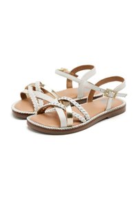 Sandales blanches avec des brides tressées et lisses, des accents dorés et une semelle en caoutchouc marron. Design à dos fermé et sangle de cheville réglable.