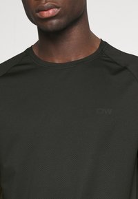 ICANIWILL STRIDE RAGLAN - Spordi T-särk - black