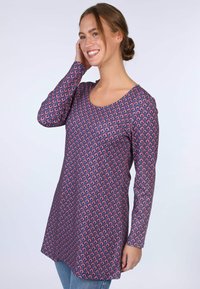 Langärmlige Tunika aus navyblauem Stoff mit einem sich wiederholenden roten und pinkfarbenen kreisförmigen Muster, ausgestattet mit einem runden Ausschnitt und einem geschwungenen Saum.