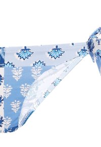 Fondo di bikini blu con motivi floreali; presenta lacci ai lati; realizzato in tessuto morbido con una combinazione di sezioni floreali e blu solido.