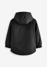 Černá svrchní bunda s kapucí, která má elastické manžety, volný střih a knoflíkové detaily na bocích. Hladký povrch.