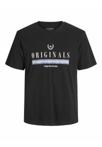 Camiseta de algodón negra con cuello redondo, que presenta el texto blanco "ORIGINALS" y una franja azul debajo del logo "Studio" en la parte frontal.