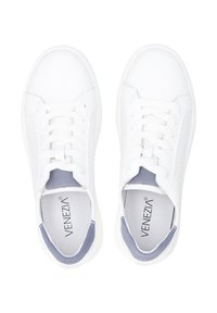 Weiße Sneakers mit einem Obermaterial aus glattem Leder, perforierten Seitenpaneelen und einem hellgrauen Wildlederakzent an der Ferse. Schnürverschluss.