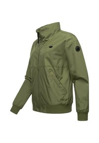 Maslinasto zelena bomber jakna izrađena od laganog materijala, sa visokim kragnom, zatvaranjem na zip i rebrastim manžetama, s logotipom na rukavu.