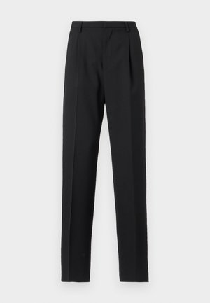 Pantalon noir sur mesure à coupe droite, avec deux plis à l'avant, passants pour ceinture et poches standard. Texture de tissu lisse.