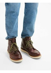 chukka newmarket ii moc toe da uomo in marrone scuro