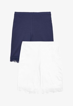 Setti kahden puuvillapyöräilyshortsit: yksi laivastonsininen, jossa on pitsireunus helman kohdalla, ja yksi valkoinen, jossa on samanlainen pitsiyksityiskohta. Molemmissa on joustava vyötärö.