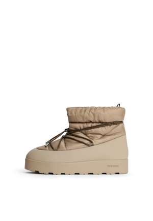 Beige, puffy ankelstøvle med rund tå, tekstureret nylonoverdel, elastisk snørebåndslukning og en tyk, chunky gummisål.