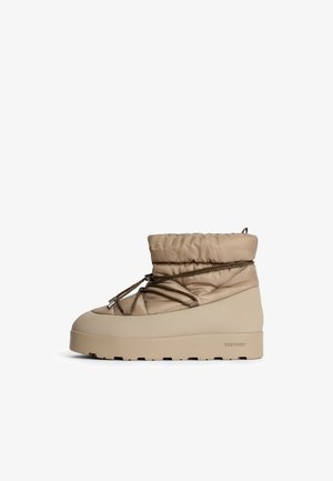 Beige, puffy ankelstøvle med rund tå, tekstureret nylonoverdel, elastisk snørebåndslukning og en tyk, chunky gummisål.