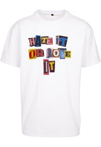 Hvid bomulds t-shirt med et multifarvet grafisk tekstdesign, der siger "HATE IT OR LOVE IT" i forskellige stilarter og farver.