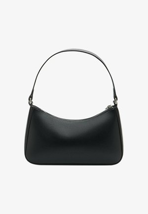 Sort læder skuldertaske med en buet form, enkelt fladt rem og lynlås lukning øverst. Glat tekstur med minimale hardware detaljer.