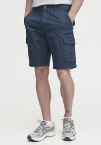 Marineblaue Cargo-Shorts aus leichtem Material, mit Seitentaschen, einem Knopfverschluss und einem Saum knapp über dem Knie.
