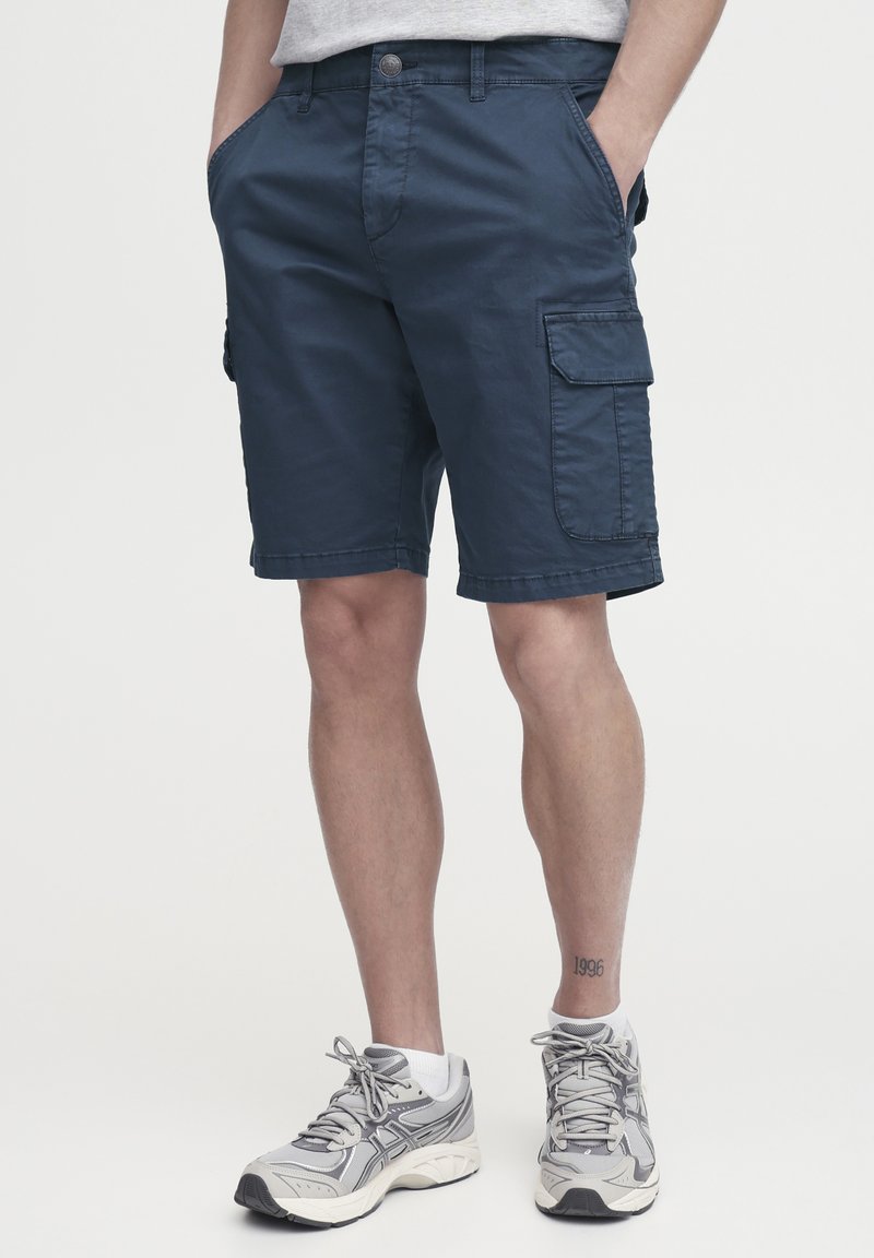 Marineblaue Cargo-Shorts aus leichtem Material, mit Seitentaschen, einem Knopfverschluss und einem Saum knapp über dem Knie.