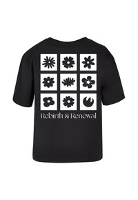 Tricou negru cu un grid format din nouă modele florale negre pe un fundal alb, cu textul „Rebirth & Renewal” sub el.