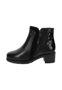 Botas negras hasta el tobillo con un exterior de cuero suave, acento de charol texturizado, cremallera lateral y un tacón bajo tipo bloque.