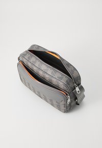 Borsa grigia a motivo con due scomparti con zip, interni arancioni e una texture liscia. Presenta una tracolla robusta e dettagli in metallo argentato.