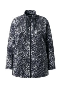Veste en simili léopard aux tons gris, fermeture éclair, col haut, manches longues, présentant un tissu doux et texturé avec des accents noirs contrastants.