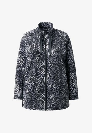 Harmaata leopardikuosiset takki, jossa on vetoketjukiinnitys, korkea kaulus, pitkät hihat ja pehmeä, tekstuuriltaan erottuva materiaali mustilla yksityiskohdilla.