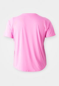 Camiseta de manga corta y cuello redondo en tejido rosa brillante. Material suave y elástico con un ligero brillo y sin adornos visibles.