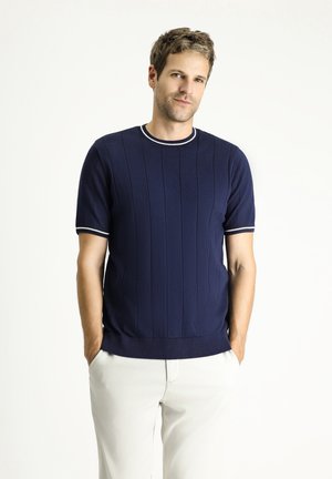 Suéter de marina de manga corta con textura acanalada, que presenta un cuello redondo y rayas blancas contrastantes en el cuello y las mangas.