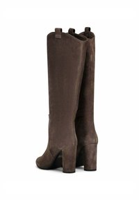Bruine suede laarzen tot de knie met een blokhak en achterste trekriempjes. Gladde textuur; slanke, ronde vorm voor een hedendaagse uitstraling.