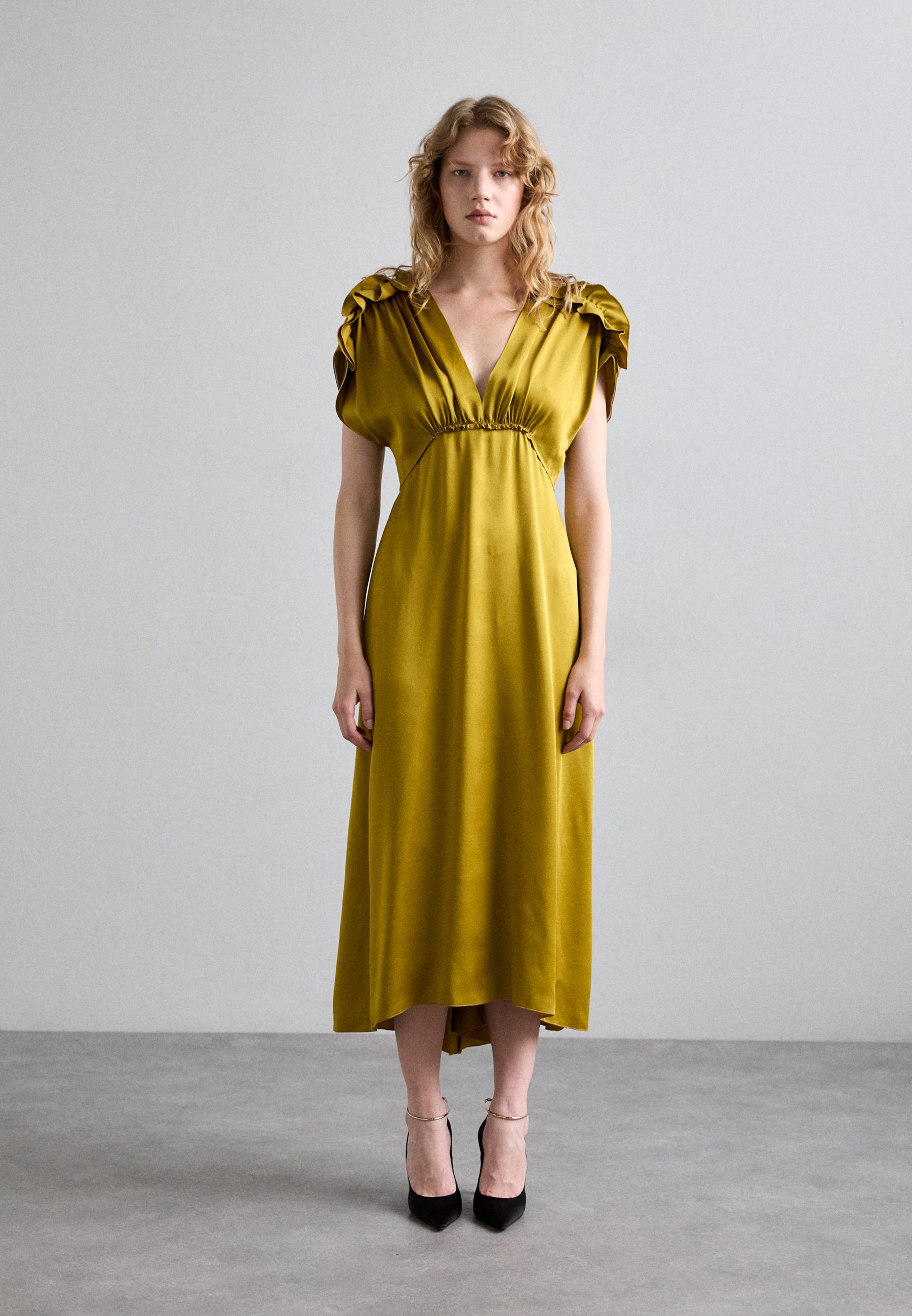 Victoria Beckham V NECK RUFFLE MIDI DRESS - Cocktail dress / Party dress - harvest gold/mustard yellow - Zalando.ie Victoria Beckham V NECK RUFFLE MIDI DRESS - Cocktail dress / Party dress - harvest gold/mustard yellow - Zalando.ie