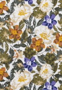 Blumenerstoff mit weißen, gelben, orangefarbenen und lila Blumen sowie grünen Blättern auf einem strukturierten, hellen Hintergrund.