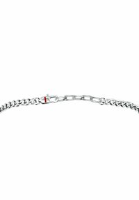 Bracciale in metallo argento caratterizzato da anelli intrecciati, una chiusura sicura con un accento rosso e una superficie liscia e lucida.