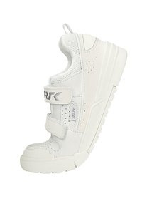 Białe sportowe buty z dwoma regulowanymi paskami na rzep, teksturowanym wierzchem, wyściełanym kołnierzem oraz grubą gumową podeszwą dla wsparcia i przyczepności.