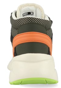 Sneaker met een gestructureerde olijfgroene en zwarte bovenkant, oranje accentstreep, gevoerde kraag en een dikke witte en groene zool.