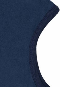 Tessuto in pile blu navy con una superficie liscia, caratterizzato da un bordo a coste scuro lungo i bordi. Design della spalla curvato enfatizzato.