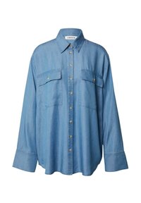 Helles blaugraues Denim-Hemd mit durchgehender Knopfleiste, zwei Brusttaschen und langen Ärmeln mit weiten Manschetten. Verfügt über goldfarbene Knöpfe.