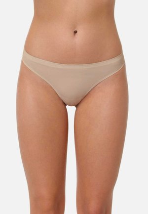 Sous-vêtements de style bikini nude avec une texture lisse et une couverture minimale; présente une taille basse et de fines bandes élastiques.