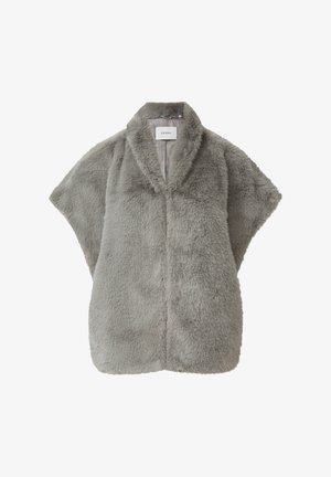 Faux-Fur-Überwurf in Hellgrau mit einem breiten Kragen und ohne Ärmel. Der Stoff ist weich mit einer strukturierten Oberfläche und klaren, einfachen Linien.
